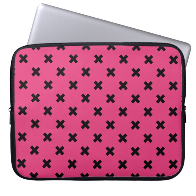 Zwarte kruisstiften op fuchsia laptop sleeve (Voorkant)