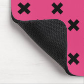 Zwarte kruisstiften op fuchsia muismat (Hoek)