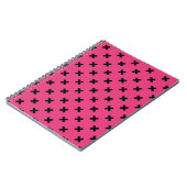 Zwarte kruisstiften op fuchsia notitieboek (Linkerzijde)