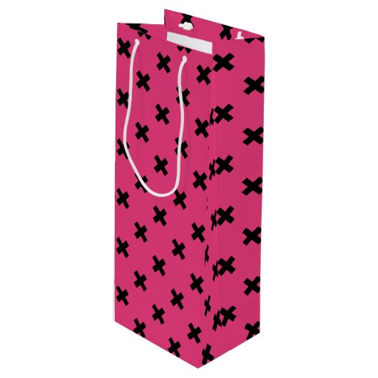Zwarte kruisstiften op fuchsia wijn cadeautas (Voorkant Gekanteld)