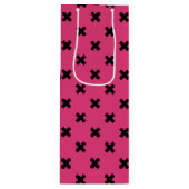 Zwarte kruisstiften op fuchsia wijn cadeautas (Voorkant)