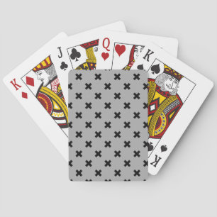 Zwarte kruisstiften op grijs pokerkaarten