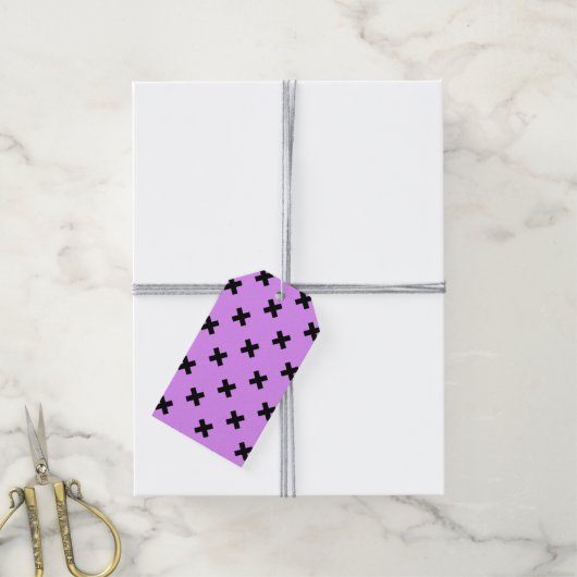 Zwarte kruisstiften op lila cadeaulabel (Met Touw)