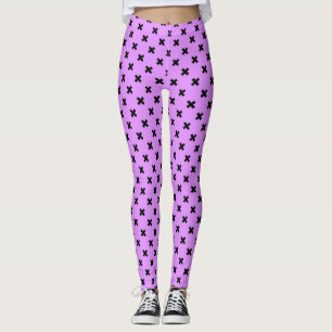Zwarte kruisstiften op lila leggings