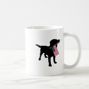 Zwarte Lab hond houdt 4 juli patriottische Usa vla Koffiemok