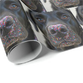 Zwarte laboratoriumhond met strooien op zijn neus cadeaupapier (Rol Hoek)