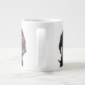 Zwarte labrador die zijn neus slaat grote koffiekop (Achterkant)