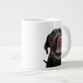 Zwarte labrador die zijn neus slaat grote koffiekop (Voorkant rechts)