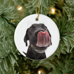 Zwarte labrador die zijn neus slaat keramisch ornament