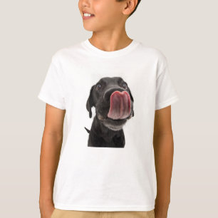 Zwarte labrador die zijn neus slaat t-shirt