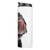 Zwarte labrador die zijn neus slaat thermosbeker (Geroteerd rechts)