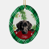 Zwarte Labrador Gepersonaliseerde Eerste Kerstmis Keramisch Ornament (Rechts)