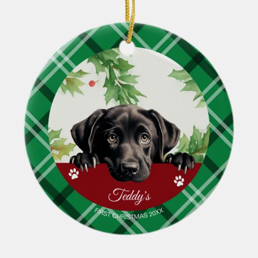 Zwarte Labrador Gepersonaliseerde Eerste Kerstmis Keramisch Ornament (Voorkant)