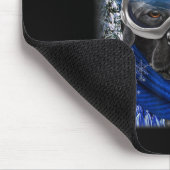 Zwarte labrador hond in winterski muismat (Hoek)