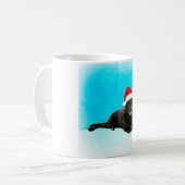 Zwarte Labrador Hond Zittend in Sneeuw Kerstmis Koffiemok (Voorkant links)