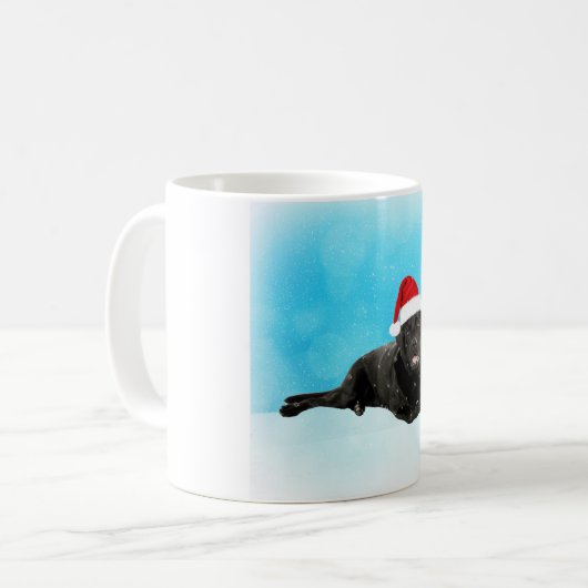 Zwarte Labrador Hond Zittend in Sneeuw Kerstmis Koffiemok (Voorkant links)