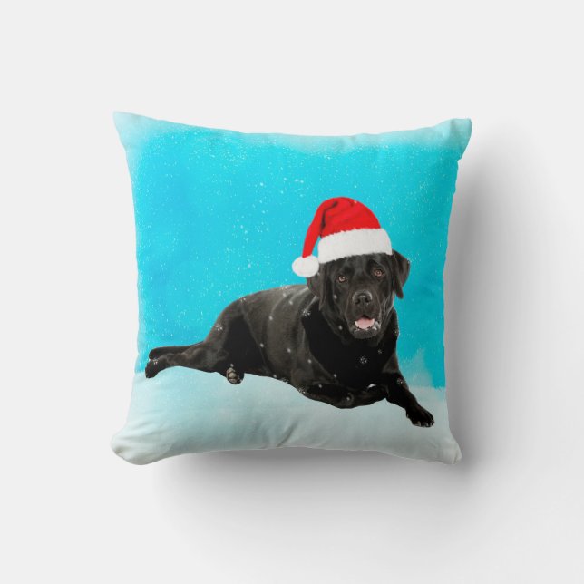 Zwarte Labrador Hond Zittend in Sneeuw Kerstmis Kussen (Voorkant)