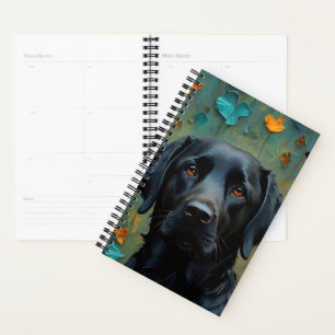 Zwarte labrador in bladeren planner