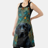 Zwarte labrador in bladeren schort (Insitu)