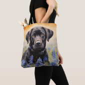 Zwarte Labrador in Bluebonnets Tote Bag (Dichtbij)