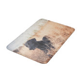 Zwarte labrador in droog gras badmat (Gekanteld)