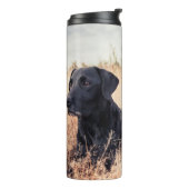 Zwarte labrador in droog gras thermosbeker (Gedraaid links)