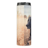 Zwarte labrador in droog gras thermosbeker (Achterkant)