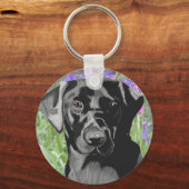 Zwarte Labrador in een bos met blauwe klokjes Sleutelhanger (Voorkant)
