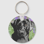 Zwarte Labrador in een bos met blauwe klokjes Sleutelhanger (Achterkant)