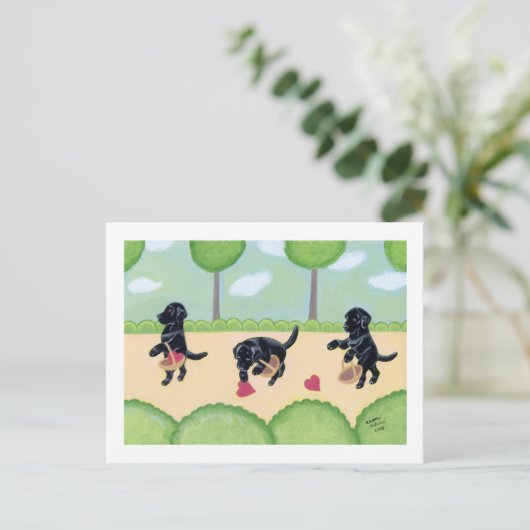 Zwarte labrador in het bos briefkaart (Staand voorkant)