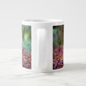 Zwarte labrador in valleien grote koffiekop (Achterkant)