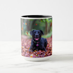 Zwarte labrador in valleien mok