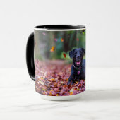 Zwarte labrador in valleien mok (Voorkant links)