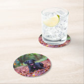 Zwarte labrador in valleien ronde kartonnen onderzetter (Insitu)