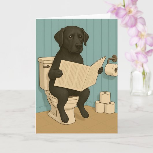 Zwarte labrador lezen krant op het toilet kaart (Orchidee)