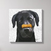 Zwarte labrador met bot op neus canvas afdruk (Voorkant)