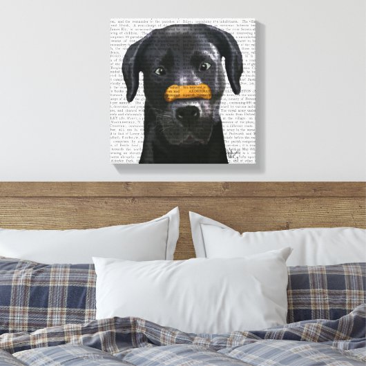 Zwarte labrador met bot op neus canvas afdruk (Insitu (Slaapkamer))