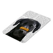 Zwarte labrador met bot op neus magneet (Linkerzijde)