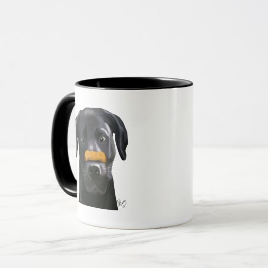 Zwarte labrador met bot op neus mok (Voorkant links)