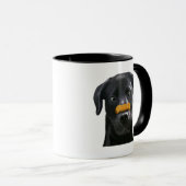 Zwarte labrador met bot op neus mok (Voorkant rechts)