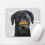 Zwarte labrador met bot op neus muismat (Met muis)