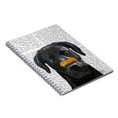 Zwarte labrador met bot op neus notitieboek (Rechterzijde)