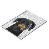Zwarte labrador met bot op neus notitieboek (Linkerzijde)
