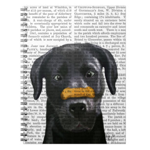 Zwarte labrador met bot op neus notitieboek