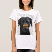 Zwarte labrador met bot op neus t-shirt (Voorkant)