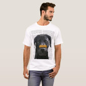 Zwarte labrador met bot op neus t-shirt (Voorkant volledig)