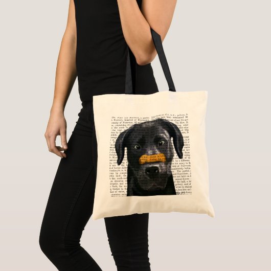 Zwarte labrador met bot op neus tote bag (Voorkant (product))