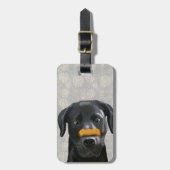 Zwarte labrador met bot op nose 2 bagagelabel (Voorkant verticaal)
