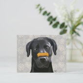 Zwarte labrador met bot op nose 2 briefkaart (Staand voorkant)