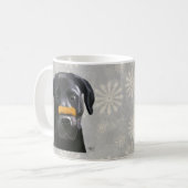 Zwarte labrador met bot op nose 2 koffiemok (Voorkant links)